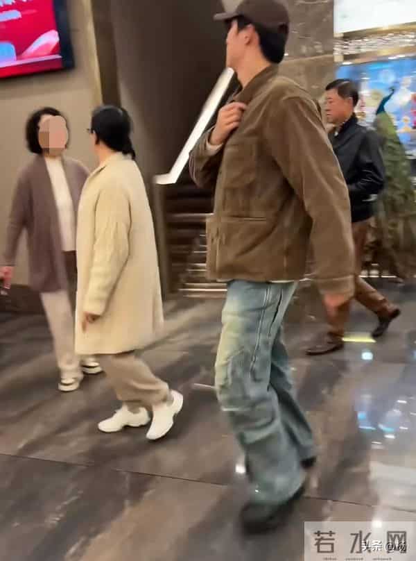 黄景瑜和爸妈餐馆吃饭,打扮低调,看来发量是遗传烫了卷发的妈妈