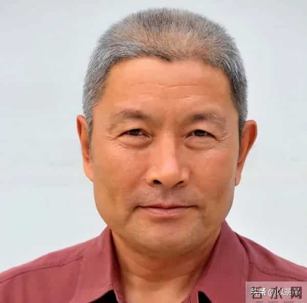 他是国家一级演员,演了半辈子戏,戏外爱妻如命,却为儿子操碎心