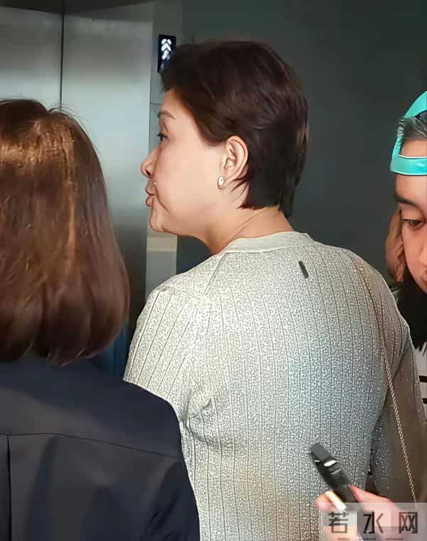 曾是央视著名主持人，才貌双全，57岁了状态不错，身材保持也不错