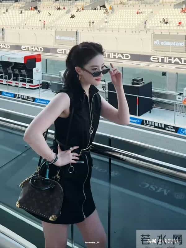 刘亦菲现身阿布扎比观看F1 高马尾短裙造型又美又飒 这状态无敌了