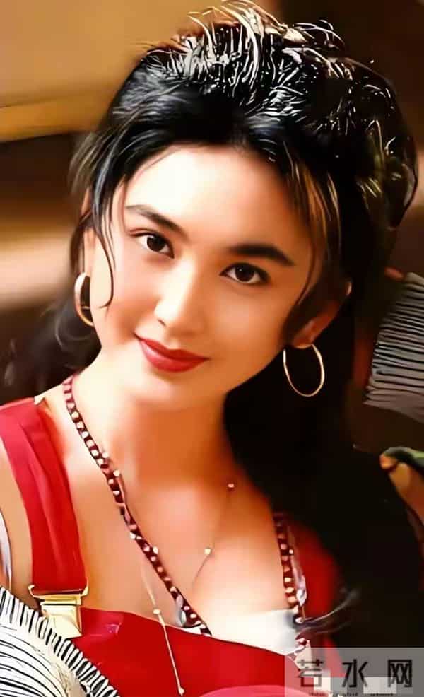 59岁温碧霞变样，满脸褶子鼻子尖，被嘲巫婆，一代美人成了老奶奶