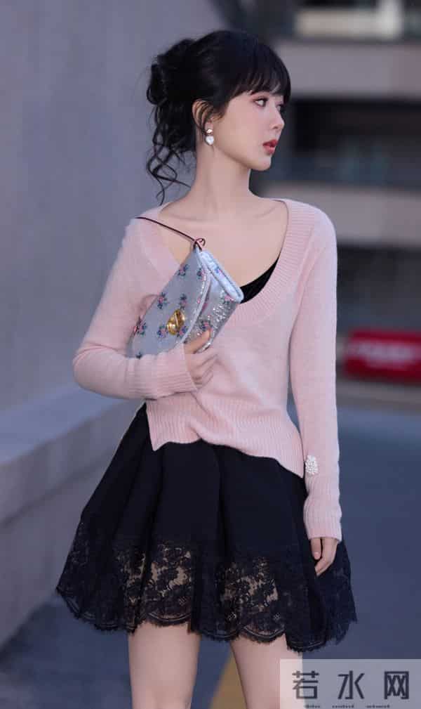 粉嫩的杨紫又来营业啦，身穿粉色上衣搭配黑色蕾丝边裙，清新怡人