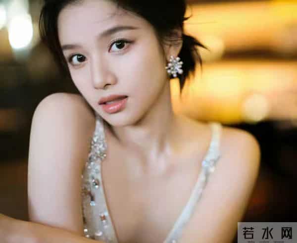 张婧仪 吊带深v连衣裙 性感美丽