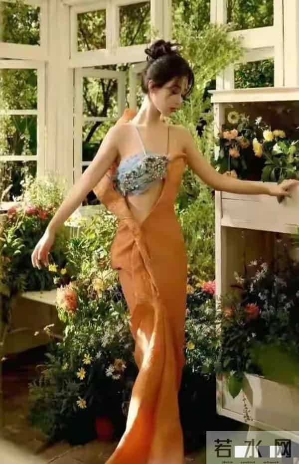 杨紫身材杀疯了！直角肩蜜腿腰惊呆网友