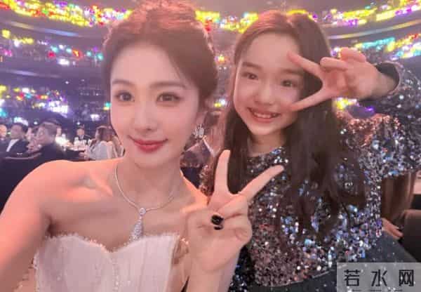 董璇跟杨幂梁洁沈月合影，张凌赫黄景瑜同框，小酒窝同步出席！