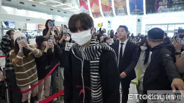 直击/IU机场淡妆超仙现身!360度转圈给粉丝拍 暖心对眼打招呼