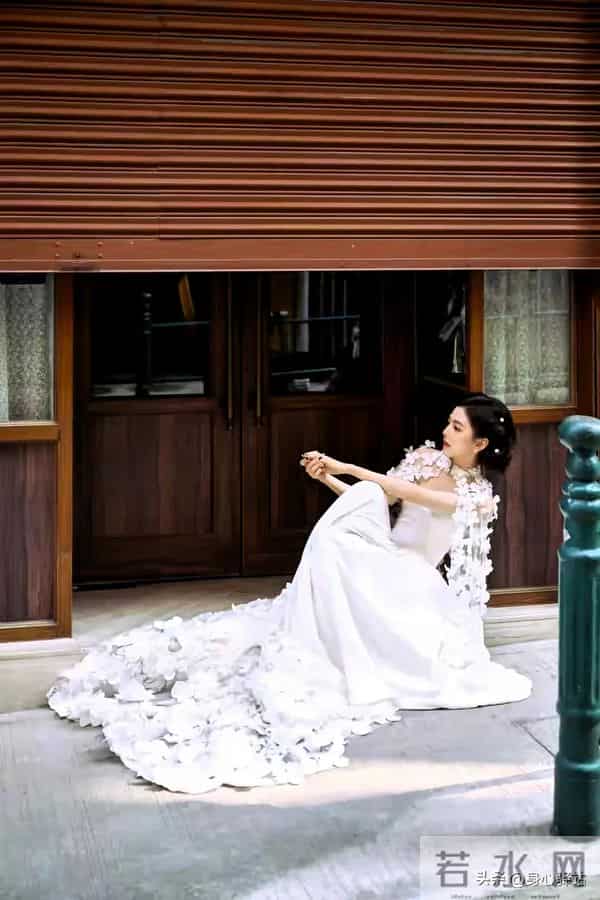 章若楠最新写真实锤“清纯天花板”！白裙阳光下甜笑，这状态好美