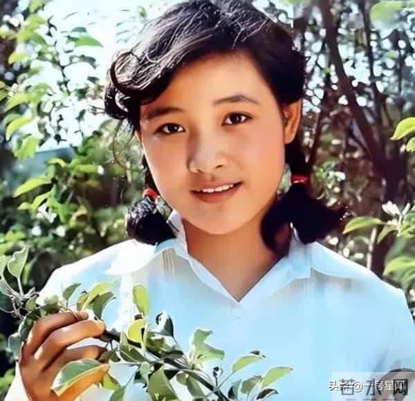 75岁"风流妖精"刘晓庆，意外摔倒后走不动路，担心的事还是发生了