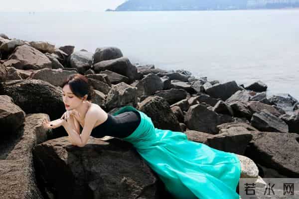 秦岚性感抹胸礼服,姿势太妖娆了