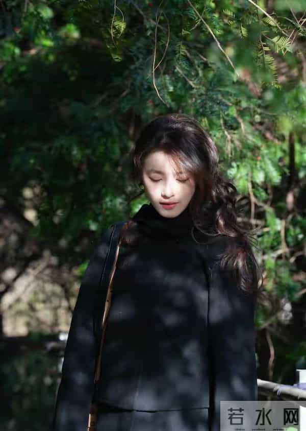 李云霄分享最新美照，简约穿搭配微卷发，美得那么耀眼