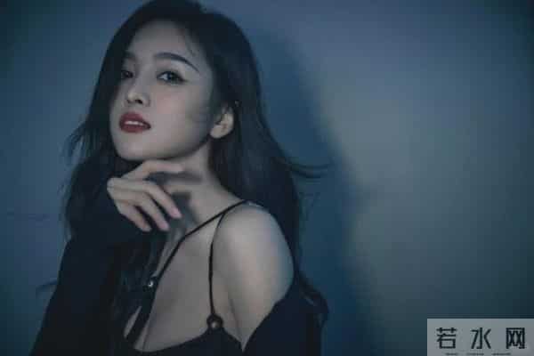 吴宣仪侧躺的姿态随性又优雅,光着脚丫子大长腿超性感