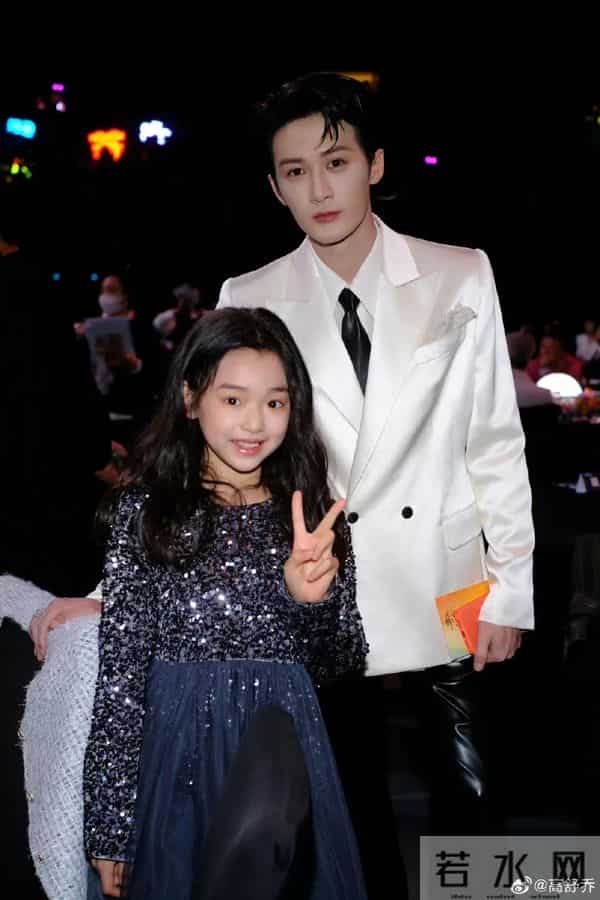 董璇9岁女儿小酒窝现身尖叫之夜!和“17位”顶流亲密合影 太爽了