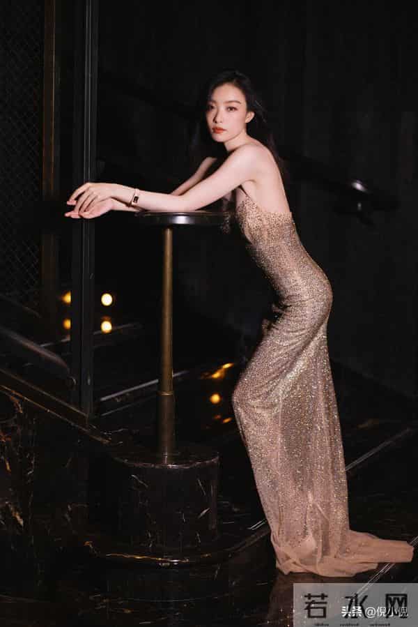 倪妮，散发光芒的她是聚光灯下的焦点