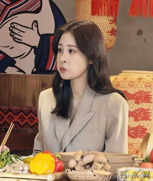 张碧晨在昆明吃火锅被偶遇,美得不可方物,嘟嘴的模样又萌又可爱