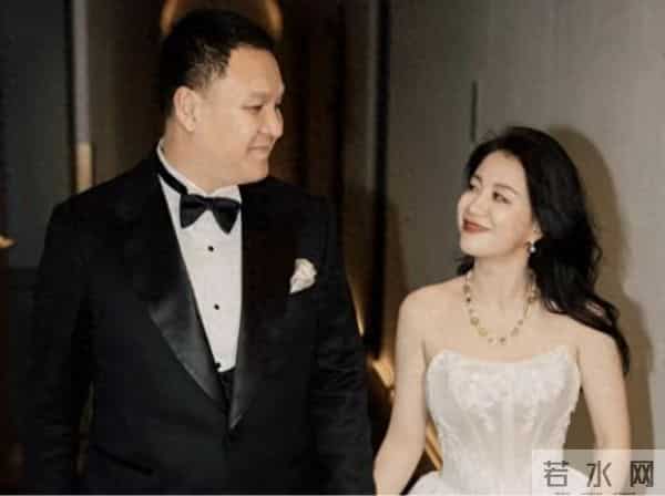 李嘉格官宣“姐弟恋”后续，前夫深夜发文已破防，评论区一片嘲讽