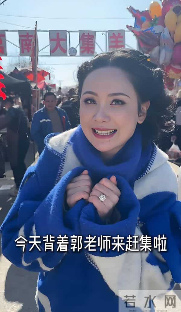 程莉莎赶山东大集，穿3万大衣买3元焦米棍解馋 像没见过世面城巴佬