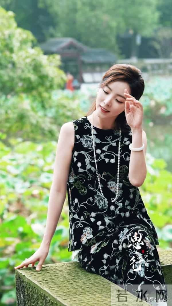 39岁李思思晒游玩穿搭：刺绣背心+半身裙，优雅从容，嫩得像28岁