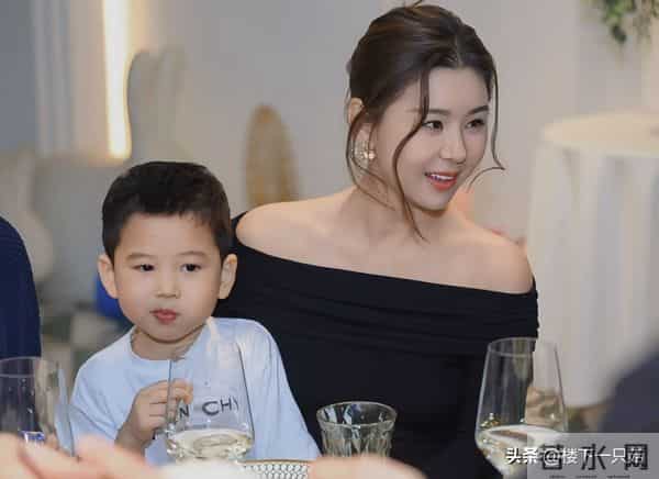 王雷四岁小儿子可爱像爸 大儿子肉嘟嘟像李小萌 一家四口共用一张脸