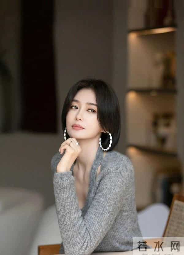 46岁秦岚也爱“赶时髦”，灰色打底衫+牛仔裤，配上短发真有气质