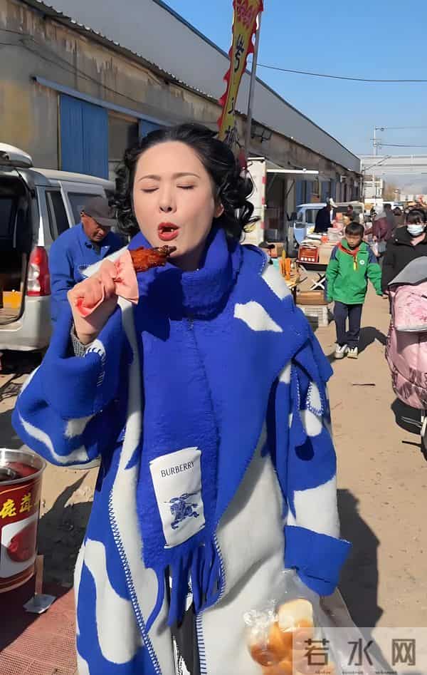 程莉莎赶山东大集，穿3万大衣买3元焦米棍解馋 像没见过世面城巴佬