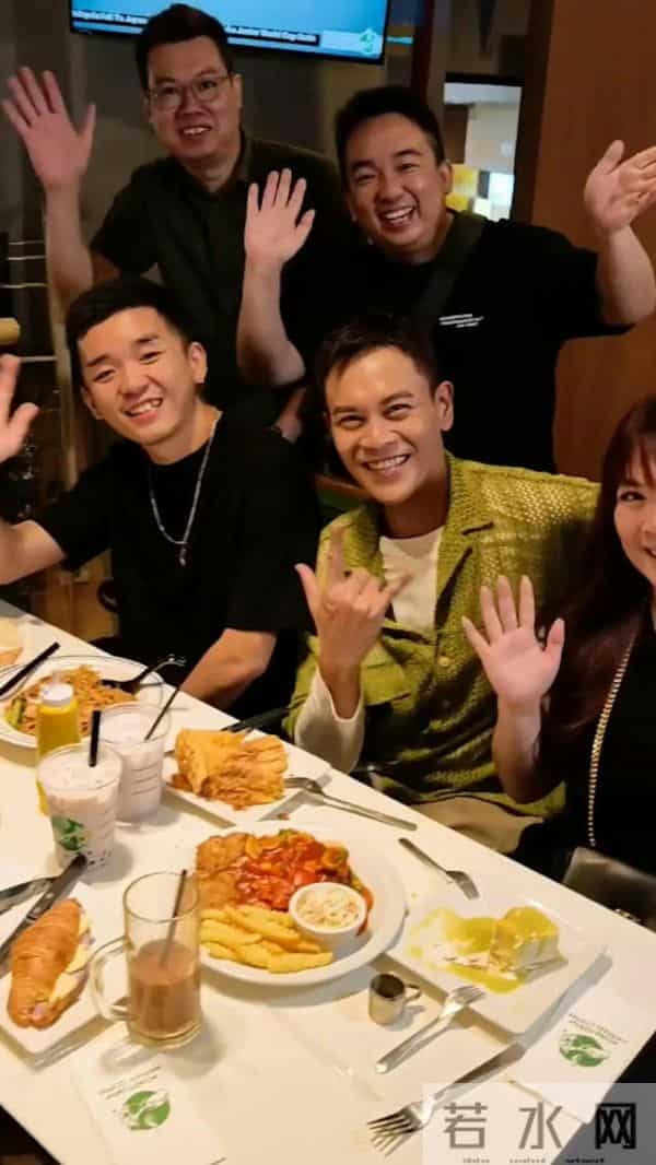 49岁前TVB男星疑不满被偷拍，用手指住拍摄者：我问你做什么呀