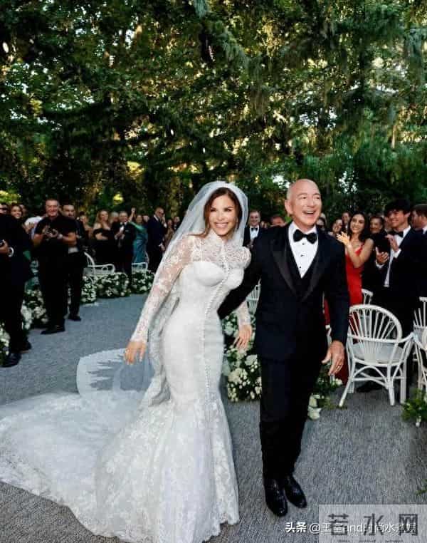 55岁桑切斯又嫩了!穿黑皮裙,肌肤白得发光,牵手贝佐斯像两代人