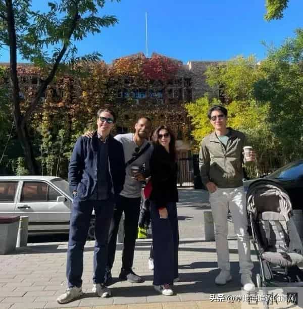 41岁朱珠带闺女在北京溜达,她身材老苗条了,纯素颜皮肤贼好。