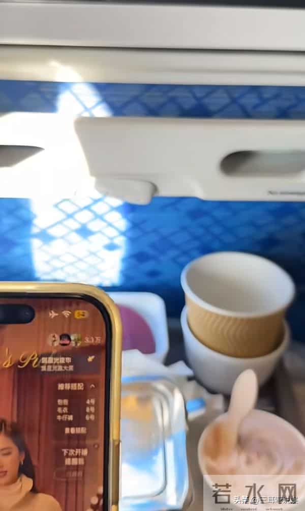 吴千语老公坐经济舱遭网友质疑，施伯雄礼貌淡定回应，价值观获赞