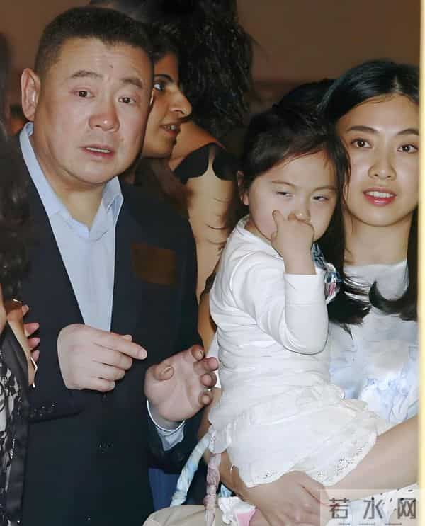 74岁刘銮雄坐轮椅现身，站立需搀扶洁癖严重，甘比一脸疲惫气色差