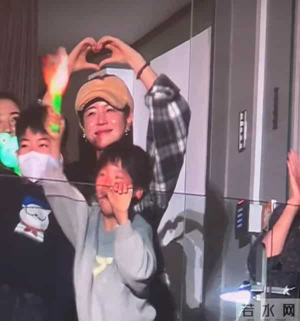 40岁陈妍希带娃追星现场萌翻 娃娃脸依旧 儿子和吴京孩子同框像兄弟