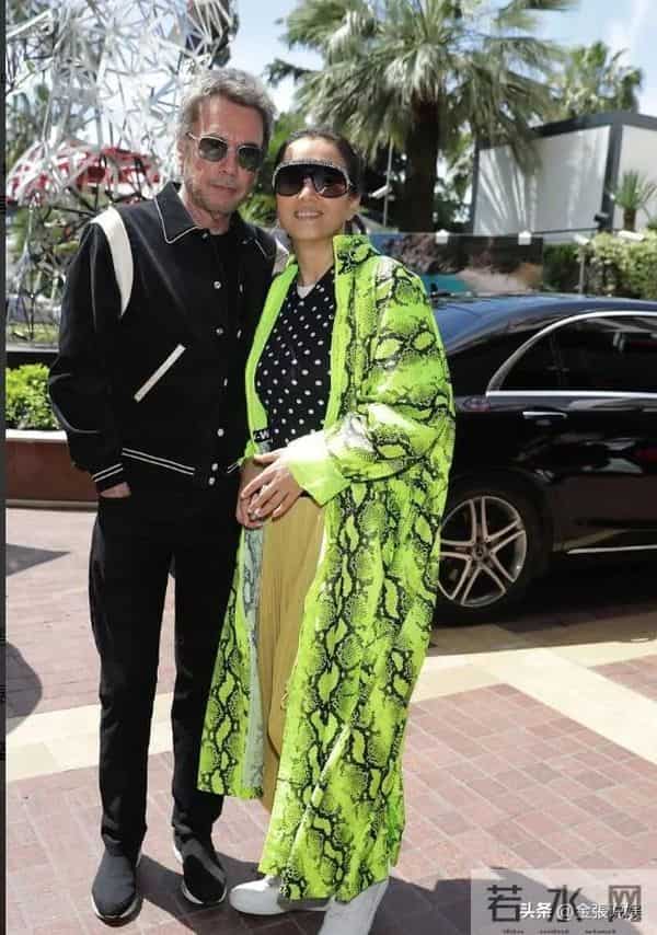 恩爱了6年,76岁的法国老公衰老萎缩,59岁的巩俐正绚烂如花