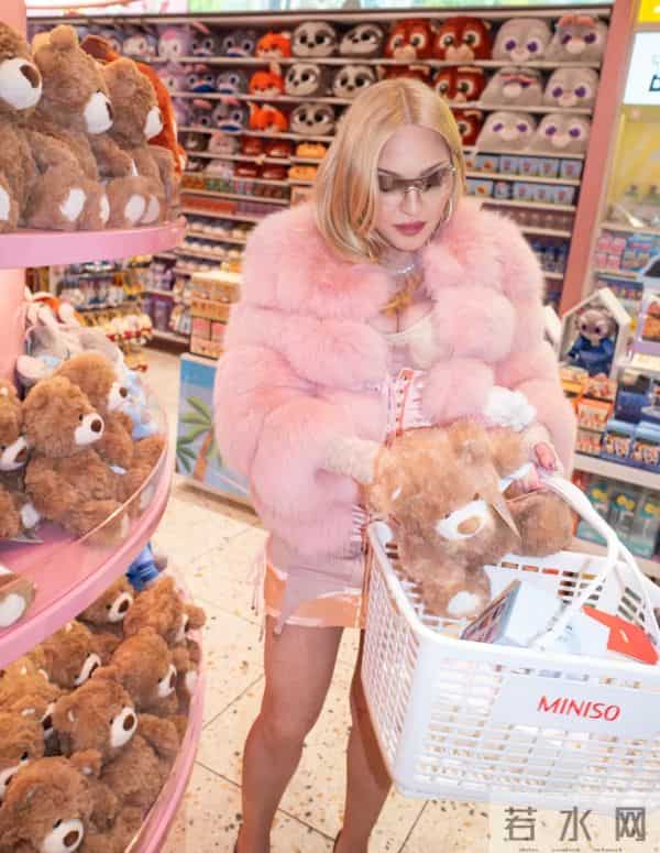 67岁麦当娜和女儿逛商场，状态看起来比女儿还好，像姐妹一样