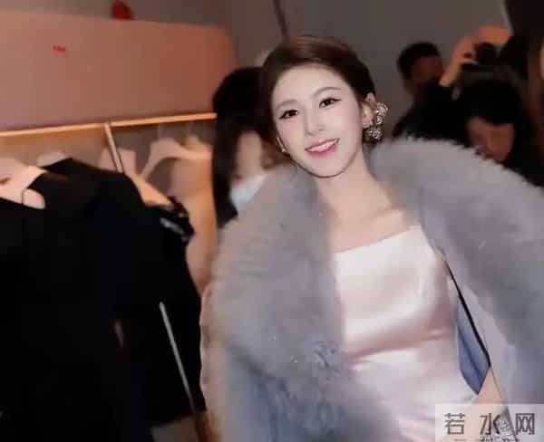 赵露思粉色刺绣裙亮相上海!韩式盘加精致五官,像财阀千金大小姐