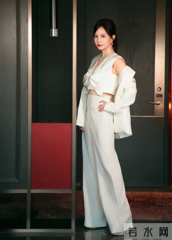 陶红,她是老牌演员了,越老越有成熟的魅力