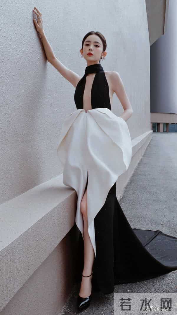 古力娜扎绝美造型，一袭露背黑裙，性感迷人