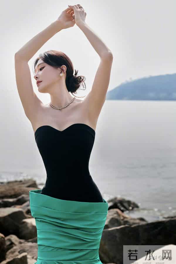 45岁秦岚扎着低丸子头化身美人鱼,抹胸鱼尾裙海边回眸美出圈!