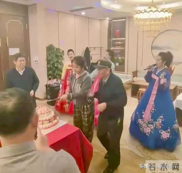 75岁刘晓庆在酒店摆生日宴，她打扮朴素，有主持有嘉宾生日好热闹