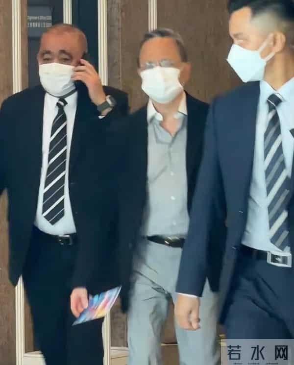 61岁李泽钜最新露面！头发花白比弟弟苍老太多，老婆和子女状态好