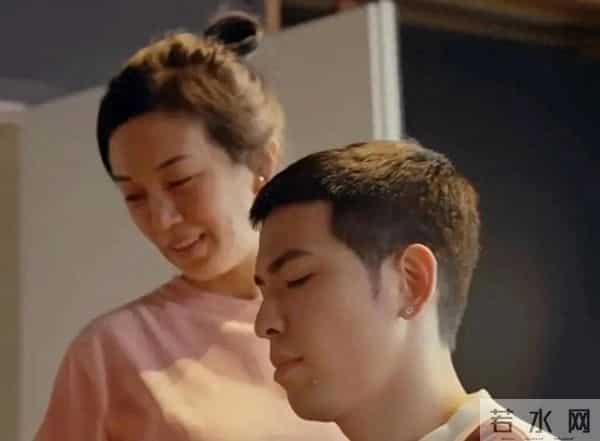 萧敬腾和老婆一起练琴,像妈妈陪孩子,52岁林有慧年龄感很重。