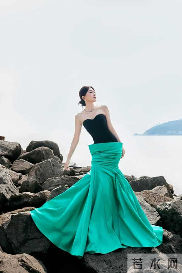 秦岚性感抹胸礼服,姿势太妖娆了