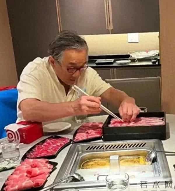 海底捞偶遇成龙吃火锅 ，人不是慢慢变老的，是突然变老