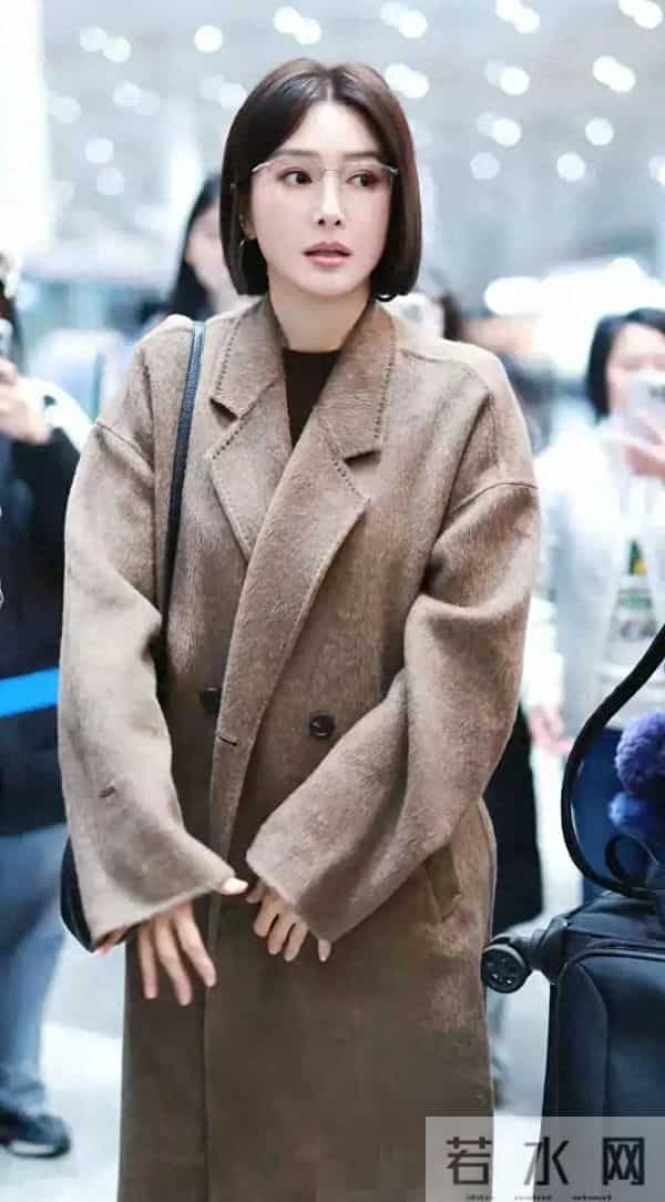 46岁秦岚身穿棕牦牛绒长款大衣赴爱奇艺尖叫之夜,太时尚大气