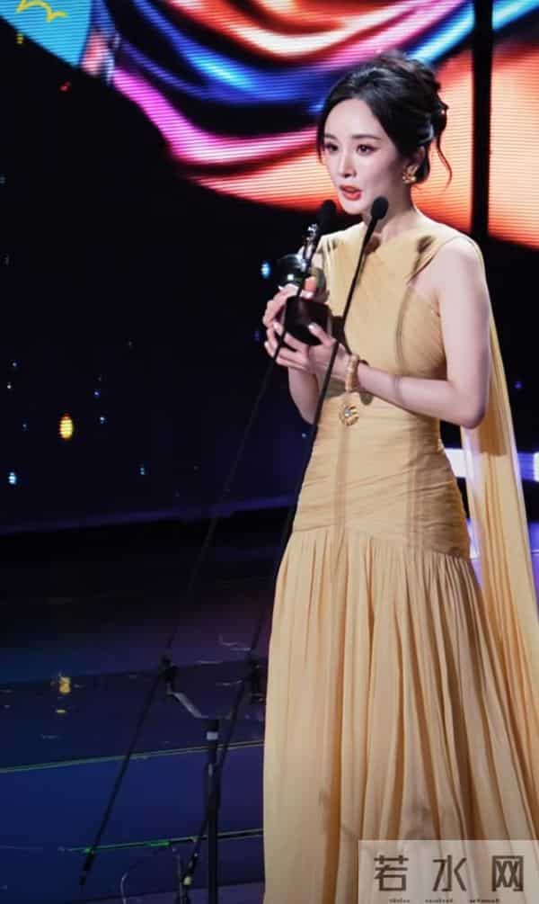 杨幂一袭暖黄长裙登爱奇艺尖叫之夜，领奖造型美到犯规
