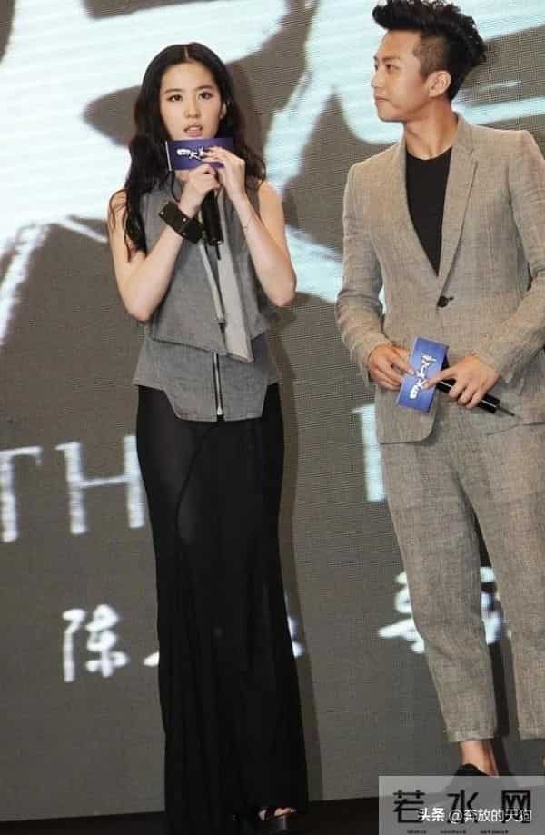 刘亦菲黑色透视裙大秀曲线，前卫时尚不失优雅，果然是仙女本人