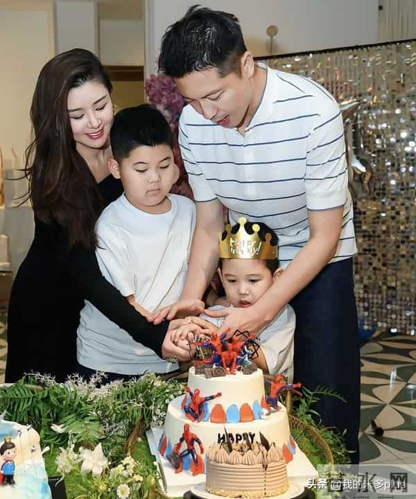 王雷小儿子4岁生日，李小萌露肩装女人味十足，弟弟比哥哥颜值高