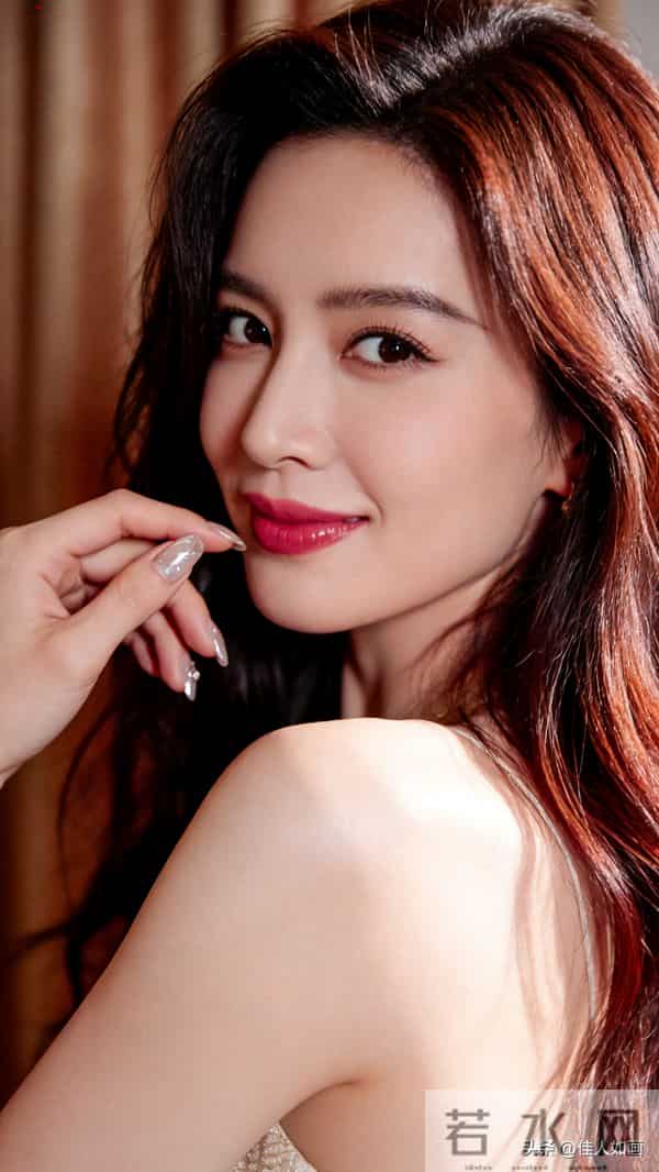 红棕长发配柔光灯，甜妹优雅气质藏不住