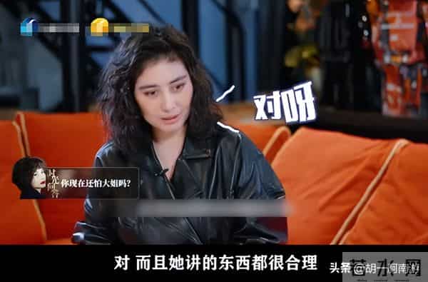 何超琼海口开幕偶遇,生图眼袋凸出显疲惫,灰毛衣小短裙超接地气