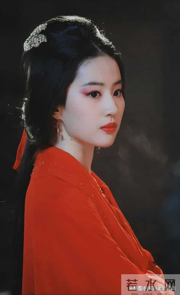 刘亦菲｜露肩礼服