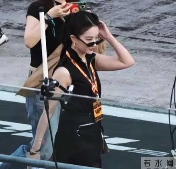 刘亦菲现身F1赛场,颜值依然惊艳,只是被颈纹和拜拜肉抢了镜
