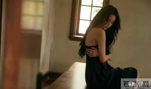 欧阳娜娜，身穿黑色吊带裙破碎感十足